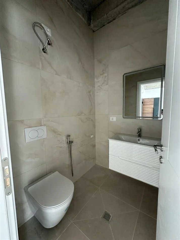 Tirane, jepet me qera zyre Kati 1, 74 m² 1.100 € (lake view)