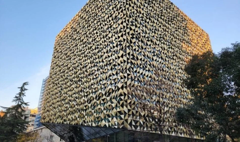 Tirane, jepet me qera zyre Kati 3, 100 m² 2.200 € (Bllok)