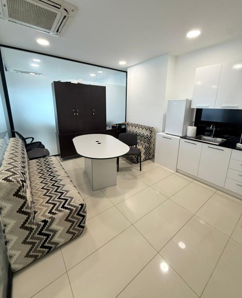 Tirane, jepet me qera zyre Kati 2, 187 m² 2.500 € (KOMPLEKSI DELIJORGJI)