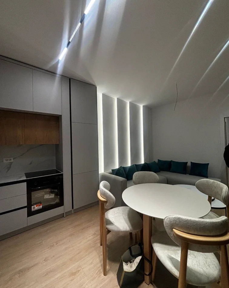 Tirane, jepet me qera apartament 1+1 Kati 1, 70 m² 600 € (QENDER)