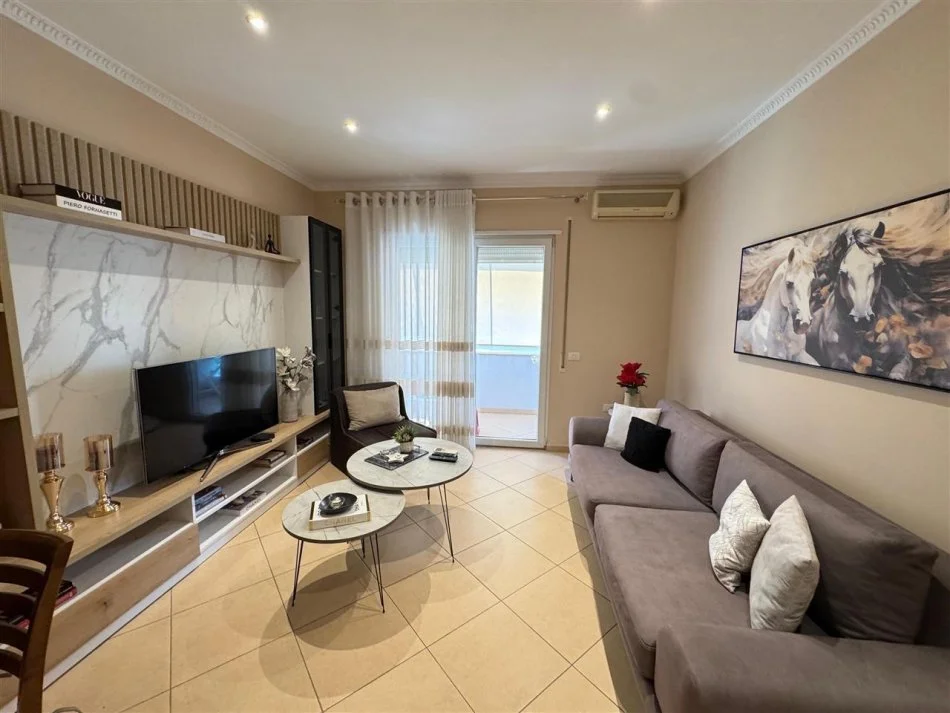 Tirane, jepet me qera apartament 1+1 Kati 4, 70 m² 600 € (PERBALLE DELIJORGJIT)