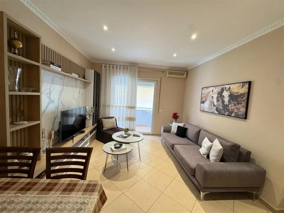 Tirane, jepet me qera apartament 1+1 Kati 4, 70 m² 600 € (PERBALLE DELIJORGJIT)