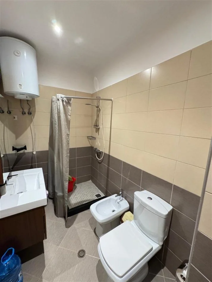 Tirane, jepet me qera apartament 1+1 Kati 4, 70 m² 600 € (PERBALLE DELIJORGJIT)