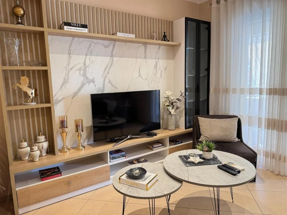 Tirane, jepet me qera apartament 1+1 Kati 4, 70 m² 600 € (PERBALLE DELIJORGJIT)