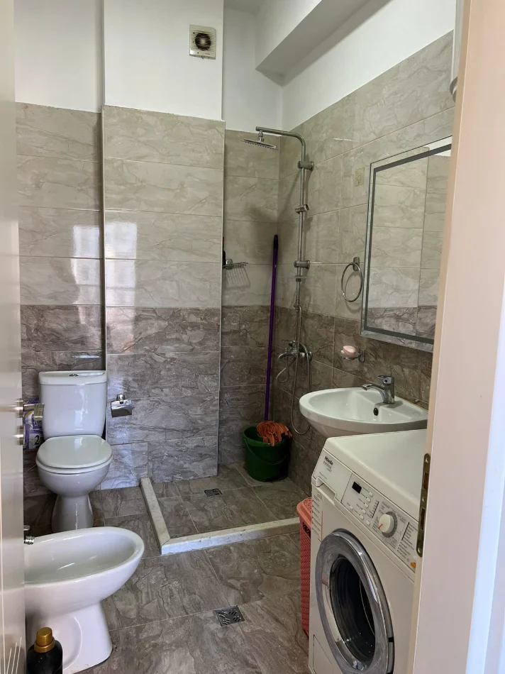 Tirane, jepet me qera apartament 1+1 Kati 4, 72 m² 600 € (KOMPLEKSI KONTAKT)