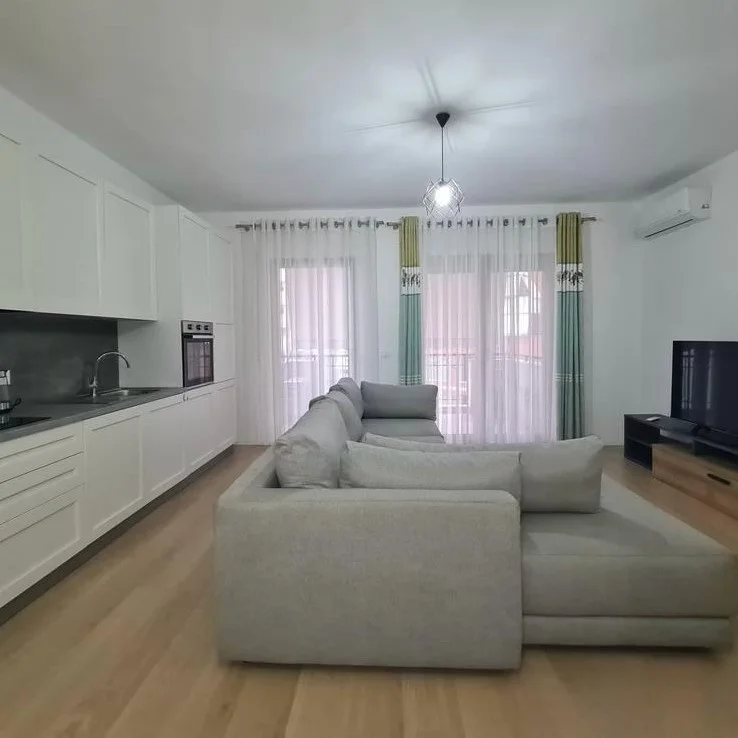 Tirane, jepet me qera apartament 1+1+Ballkon , 75 m² 700 € (Kompleksi Delijorgji)