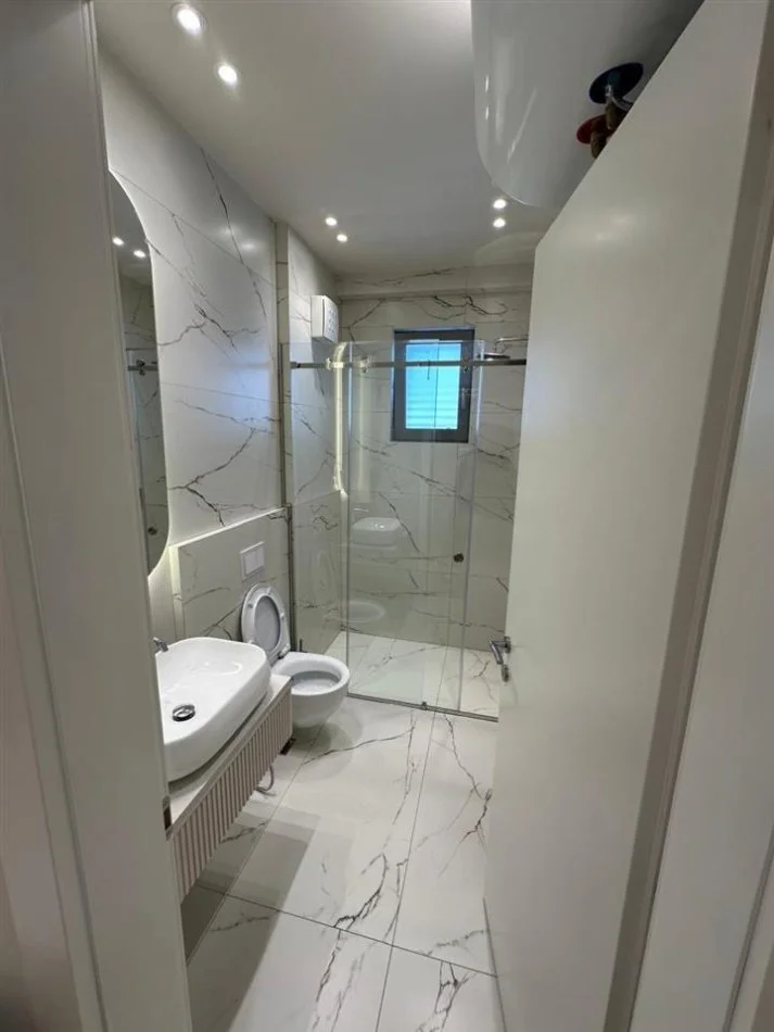 Tirane, jepet me qera apartament 1+1+Ballkon , 80 m² 800 € (SHKOLLA E KUQE)