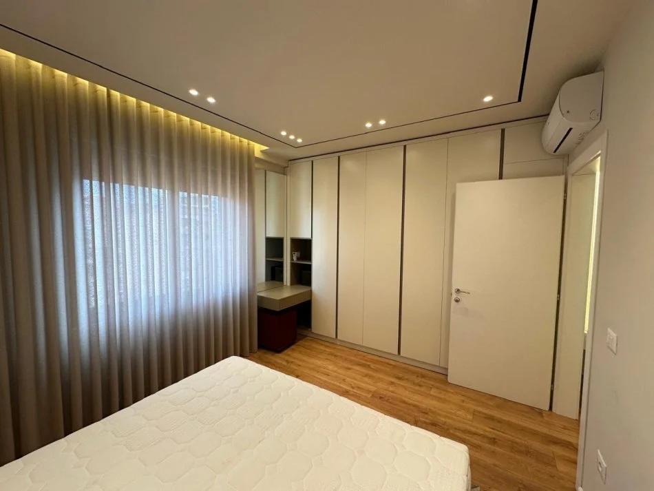 Tirane, jepet me qera apartament 1+1+Ballkon , 80 m² 800 € (SHKOLLA E KUQE)