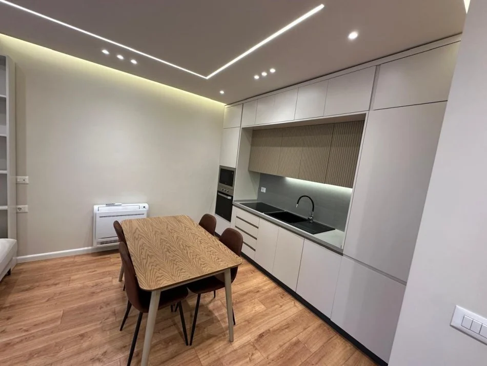 Tirane, jepet me qera apartament 1+1+Ballkon , 80 m² 800 € (SHKOLLA E KUQE)