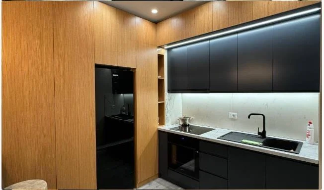 Tirane, jepet me qera apartament 1+1+Aneks+Ballkon Kati 4, 900 € (Komuna Parisit)