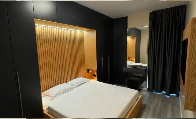 Tirane, jepet me qera apartament 1+1+Aneks+Ballkon Kati 4, 900 € (Komuna Parisit)