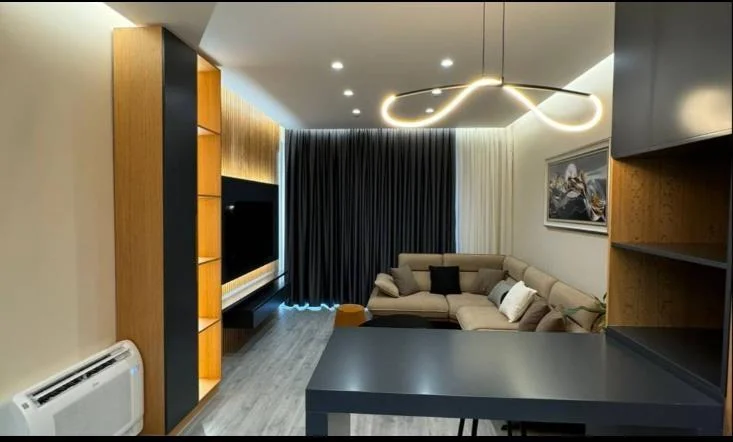 Tirane, jepet me qera apartament 1+1+Aneks+Ballkon Kati 4, 900 € (Komuna Parisit)