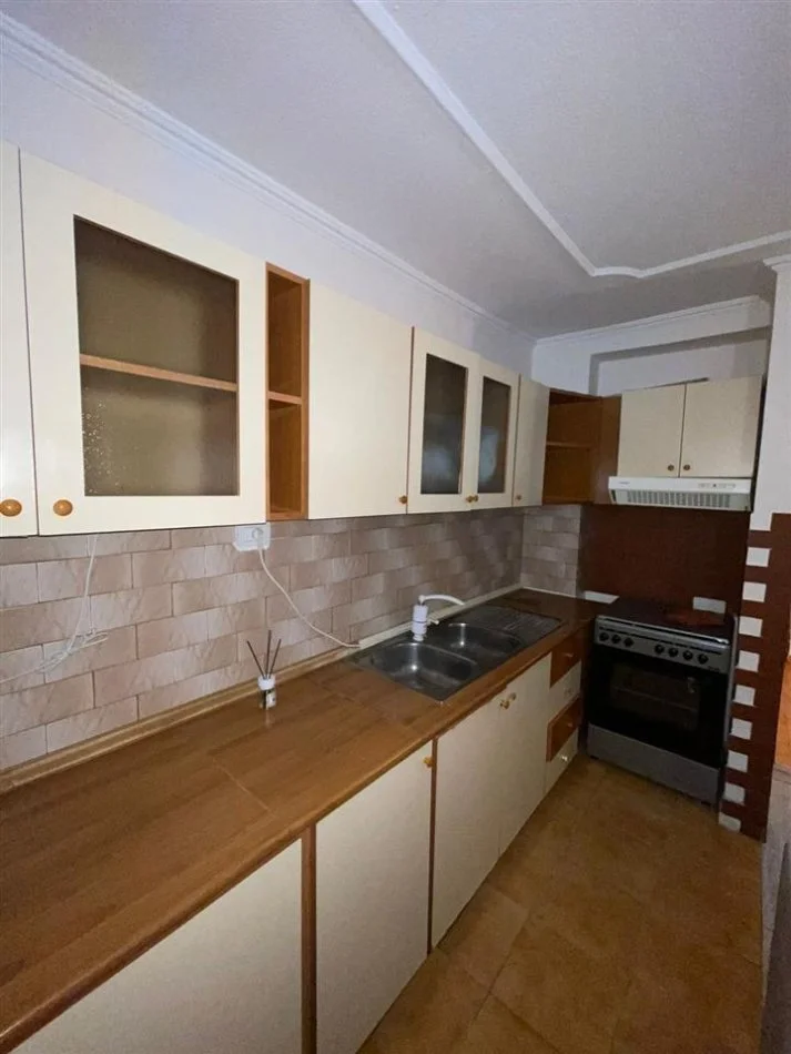 Tirane, jepet me qera apartament 1+1 Kati 2, 62 m² 62 € (Sheshi Willson)