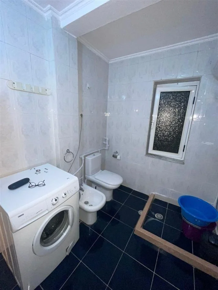 Tirane, jepet me qera apartament 1+1 Kati 2, 62 m² 62 € (Sheshi Willson)