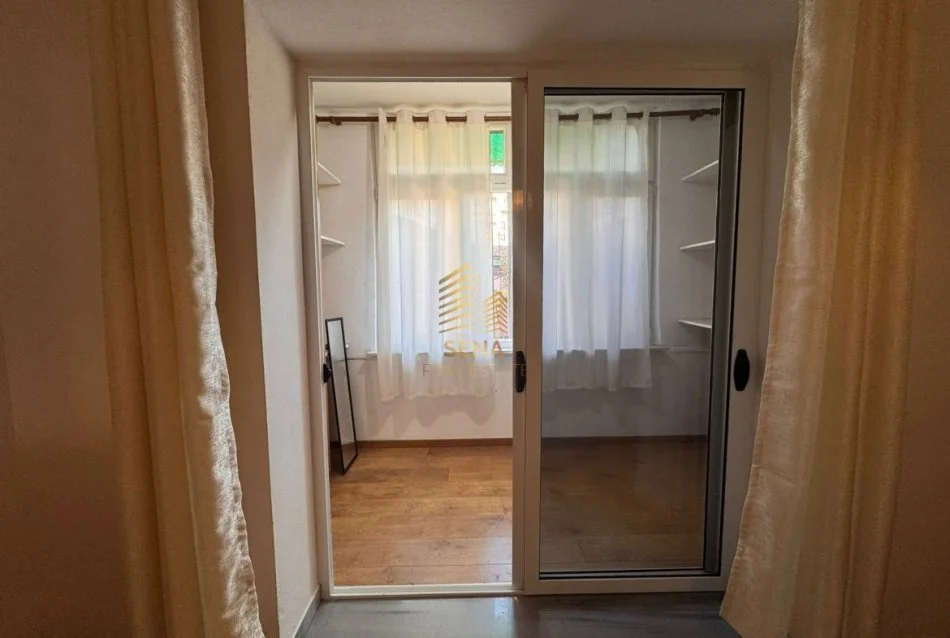 Tirane, jepet me qera apartament 1+1 Kati 1, 65 m² 550 € (Pazari i Ri)
