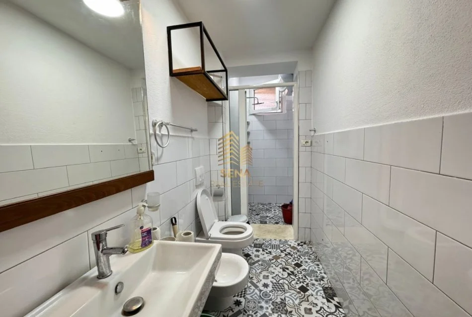 Tirane, jepet me qera apartament 1+1 Kati 1, 65 m² 550 € (Pazari i Ri)