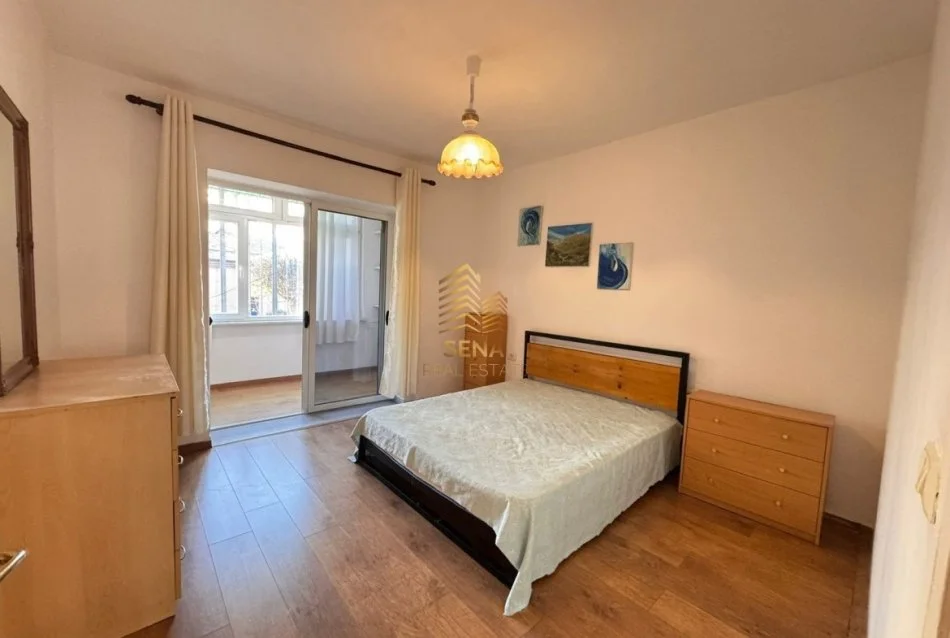 Tirane, jepet me qera apartament 1+1 Kati 1, 65 m² 550 € (Pazari i Ri)