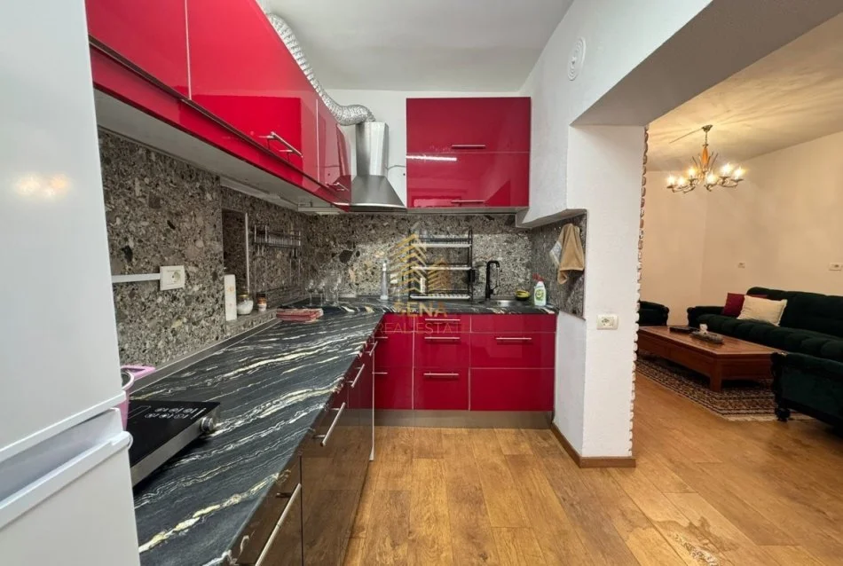 Tirane, jepet me qera apartament 1+1 Kati 1, 65 m² 550 € (Pazari i Ri)