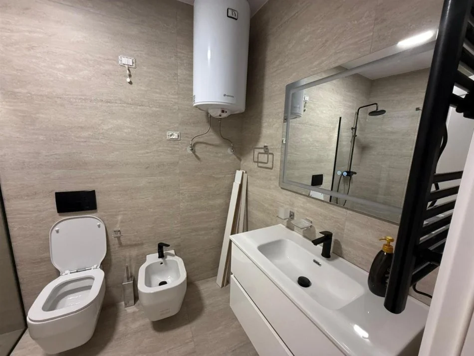 Tirane, jepet me qera apartament 2+1 Kati 10, 128 m² 1.800 € (LAKE VIEW)