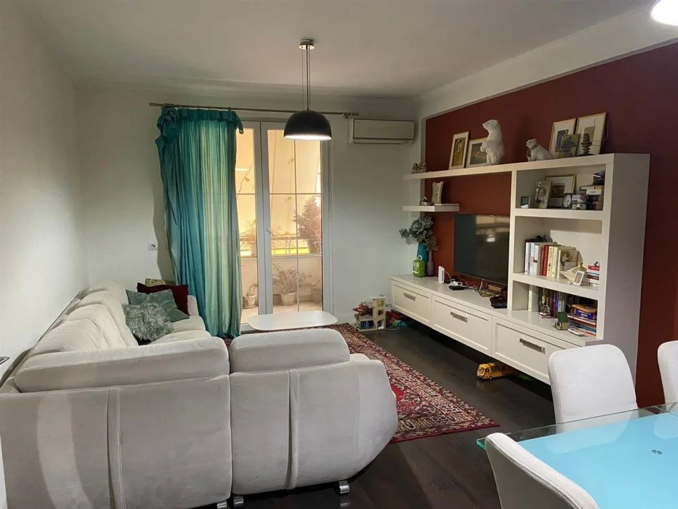 Tirane, jepet me qera apartament 2+1+Ballkon Kati 2, 115 m² 700 € (Rruga Komuna e Parisit)