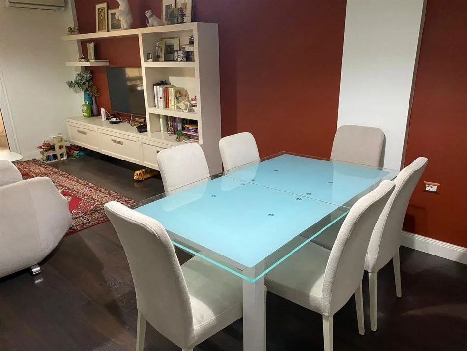 Tirane, jepet me qera apartament 2+1+Ballkon Kati 2, 115 m² 700 € (Rruga Komuna e Parisit)