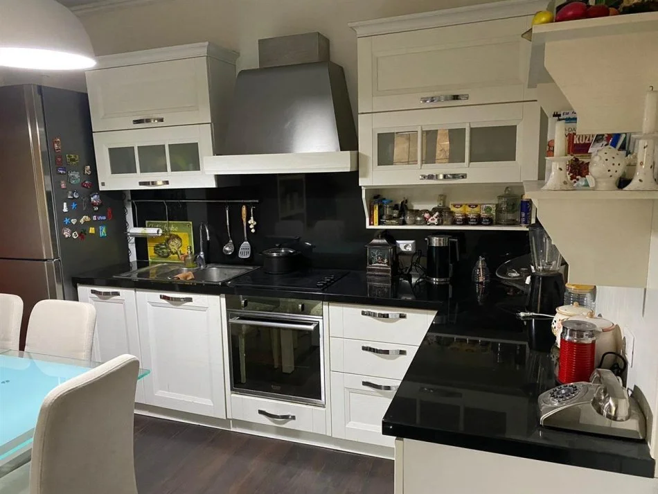 Tirane, jepet me qera apartament 2+1+Ballkon Kati 2, 115 m² 700 € (Rruga Komuna e Parisit)