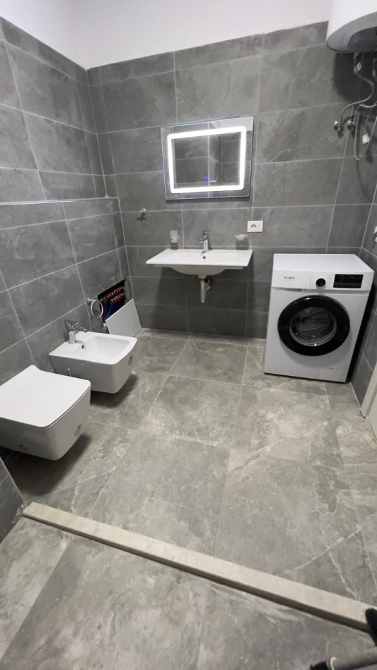 Tirane, jepet me qera apartament 2+1 Kati 4, 95 m² 530 € (GRAND GALLERY)