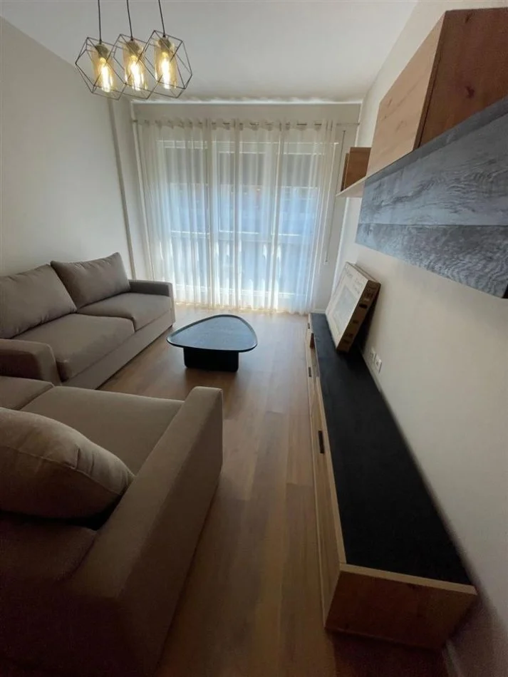 Tirane, jepet me qera apartament 2+1 Kati 8, 100 m² 650 € (trio tower)