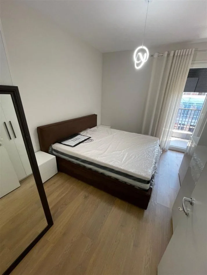 Tirane, jepet me qera apartament 2+1 Kati 8, 100 m² 650 € (trio tower)