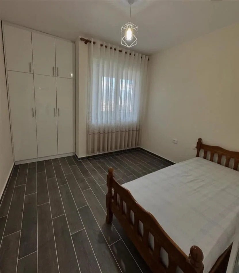 Tirane, jepet me qera apartament 2+1+Ballkon Kati 6, 85 m² 500 € (rruga Konferenca e Pezes)