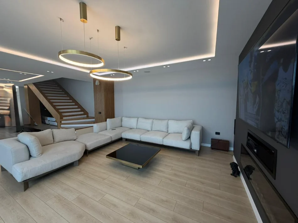 Tirane, jepet me qera apartament duplex 4+1 Kati 11, 240 m² 3.500 € (SQUARE 21)