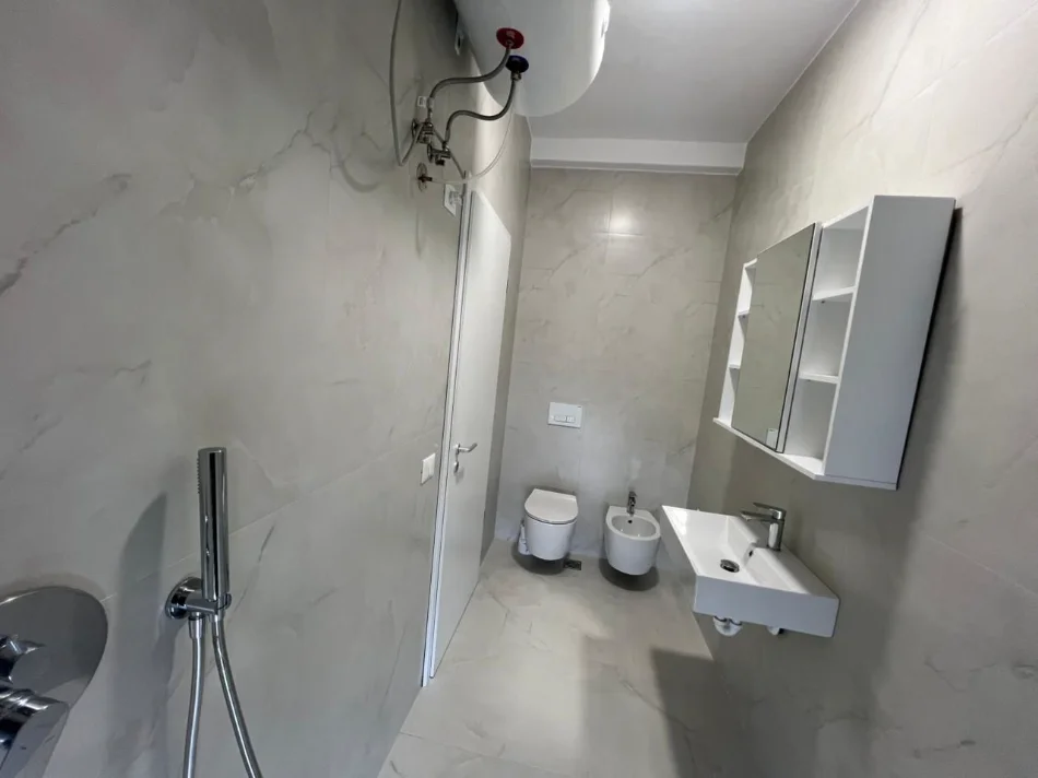 Tirane, jepet me qera Vile 4+1 Kati 2, 210 m² 1.300 € (REZIDENCA ABA)