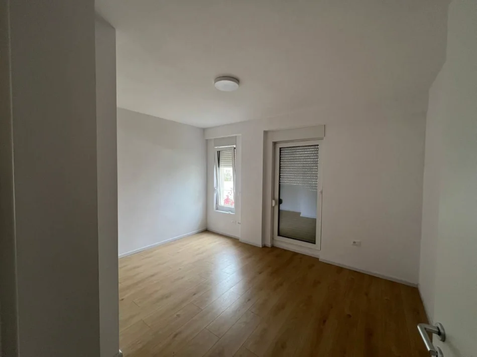 Tirane, jepet me qera Vile 4+1 Kati 2, 210 m² 1.300 € (REZIDENCA ABA)
