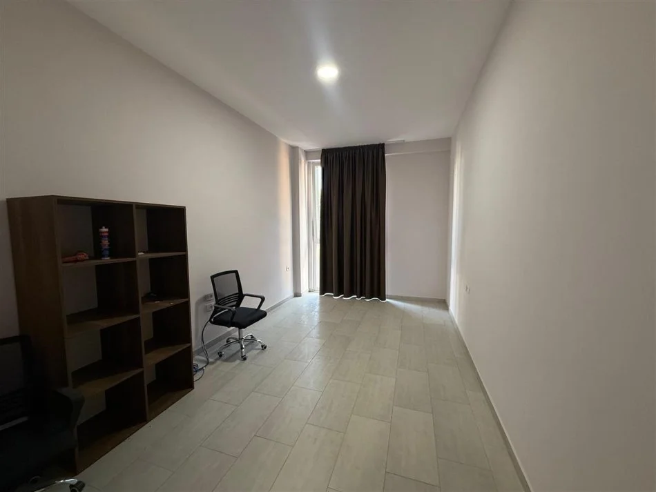Tirane, jepet me qera zyre Kati 2, 75 m² 500 € (SQUARE 21)