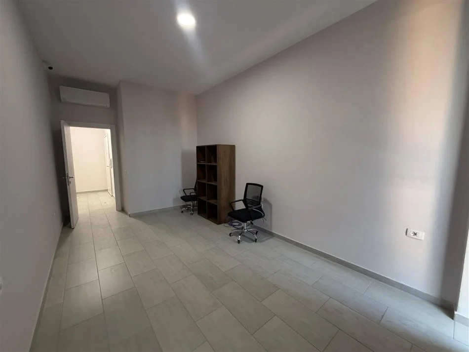 Tirane, jepet me qera zyre Kati 2, 75 m² 500 € (SQUARE 21)