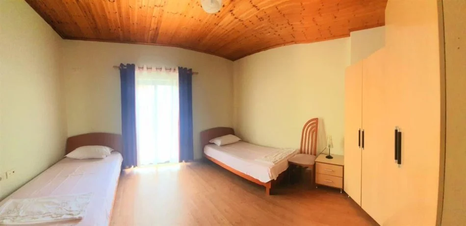 Tirane, jepet me qera apartament 2+1 Kati 1, 105 m² 1.500 € (Pazari i ri)