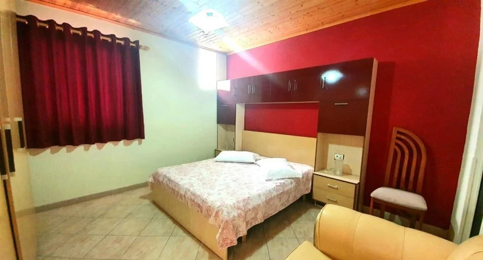 Tirane, jepet me qera apartament 2+1 Kati 1, 105 m² 1.500 € (Pazari i ri)