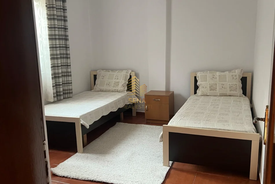 Tirane, jepet me qera apartament 2+1+Ballkon Kati 1, 80 m² 350 € (Rruga Dibres)