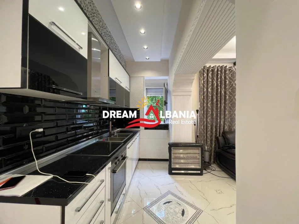 Tirane, jepet me qera apartament 1+1 , 75 m² 530 € (ne rrugen Ferit Xhajko prane ish Restorant Durresi)