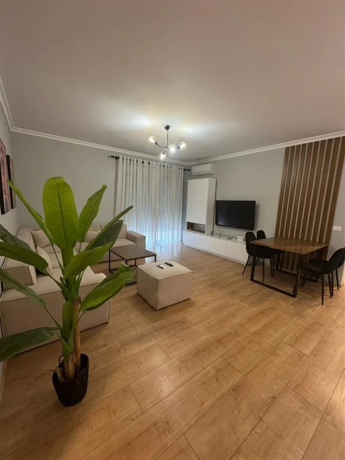Tirane, jepet me qera apartament 2+1+Ballkon Kati 5, 120 m² 1.300 € (KOMPLEKSI DELIJORGJI)