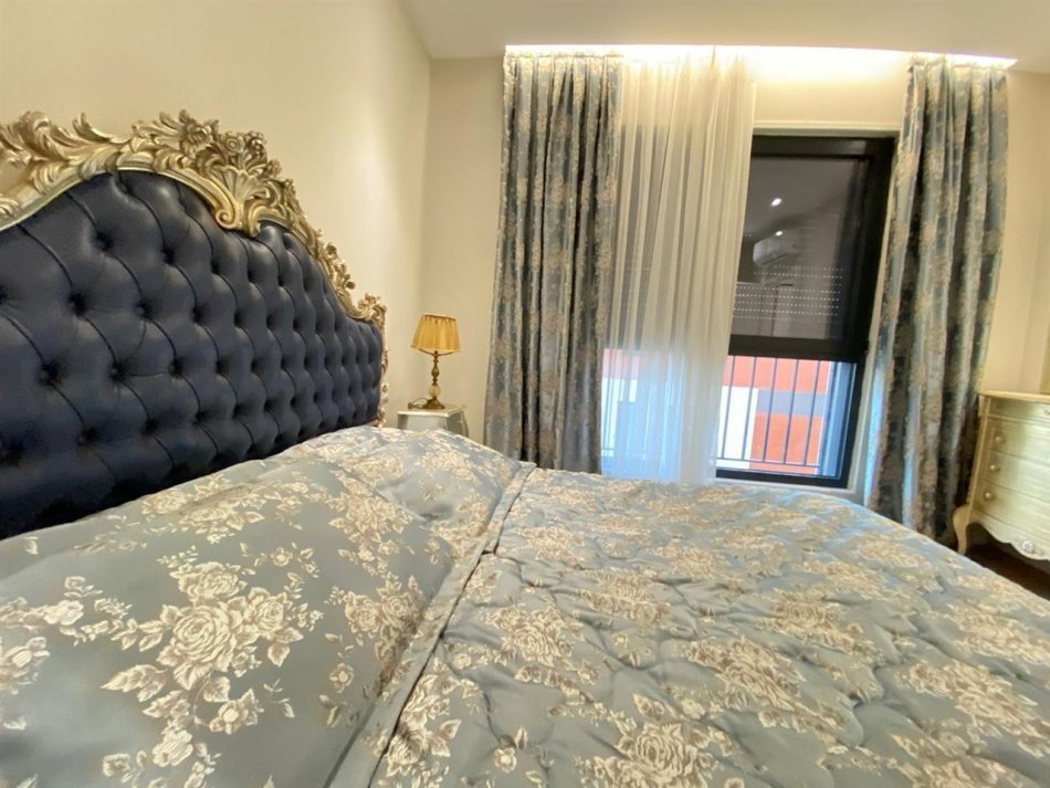 Tirane, jepet me qera apartament 1+1+Ballkon Kati 3, 67 m² 750 € (Liqeni i Thate)