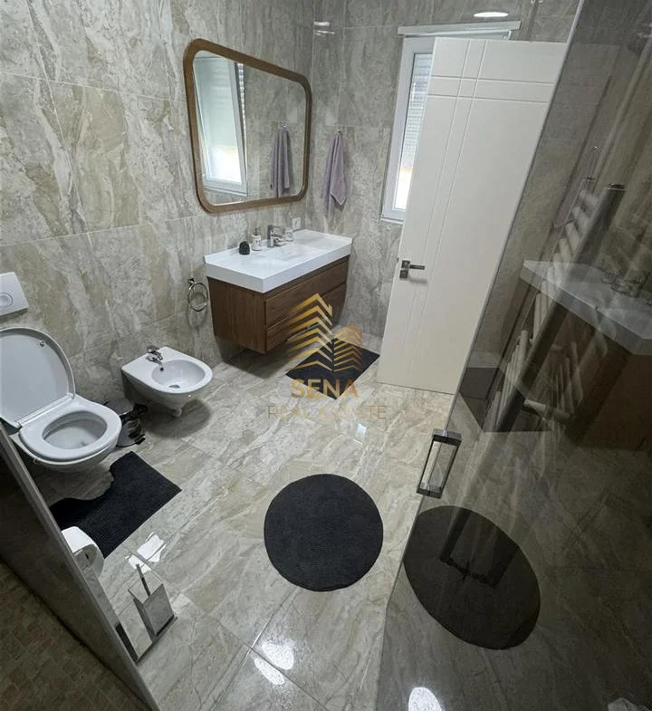 Tirane, jepet me qera Vile 3+1+Ballkon Kati 2, 300 m² 1500 € (Rruga Gryka e Kaçanikut, Laknas)