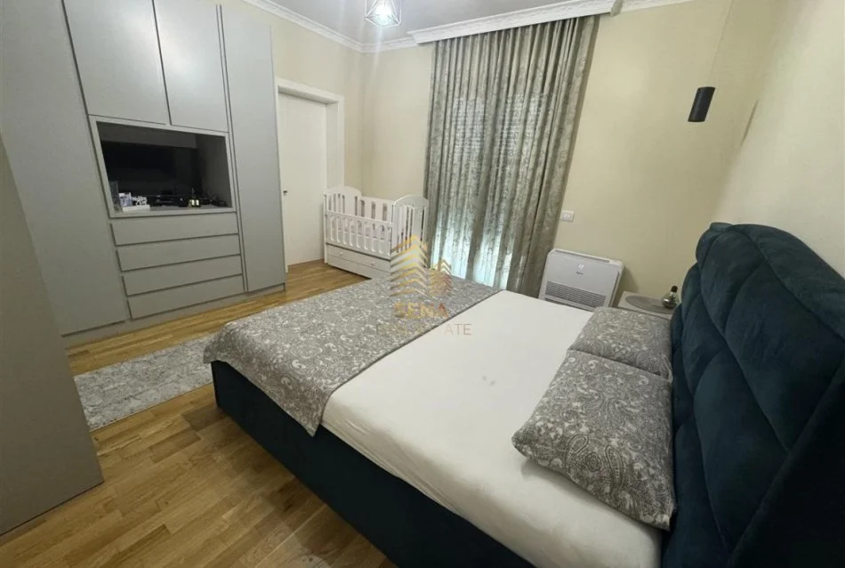 Tirane, jepet me qera Vile 3+1+Ballkon Kati 2, 300 m² 1500 € (Rruga Gryka e Kaçanikut, Laknas)