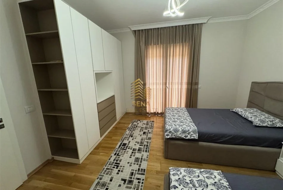 Tirane, jepet me qera Vile 3+1+Ballkon Kati 2, 300 m² 1500 € (Rruga Gryka e Kaçanikut, Laknas)
