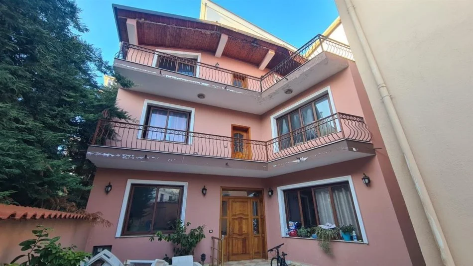 Tirane, jepet me qera Vile 3+1 Kati 1, 395 m² 1.300 € (Qender Tirane)