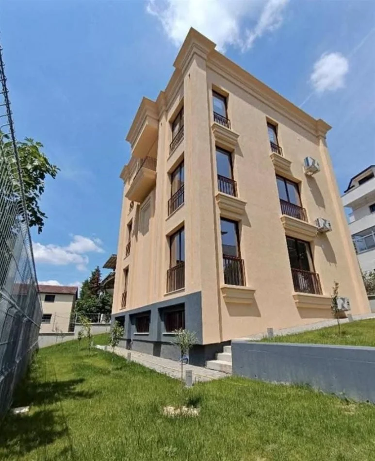 Tirane, jepet me qera Vile 5+1+Ballkon Kati 2, 360 m² 2.500 € (Rruga Elbasanit)