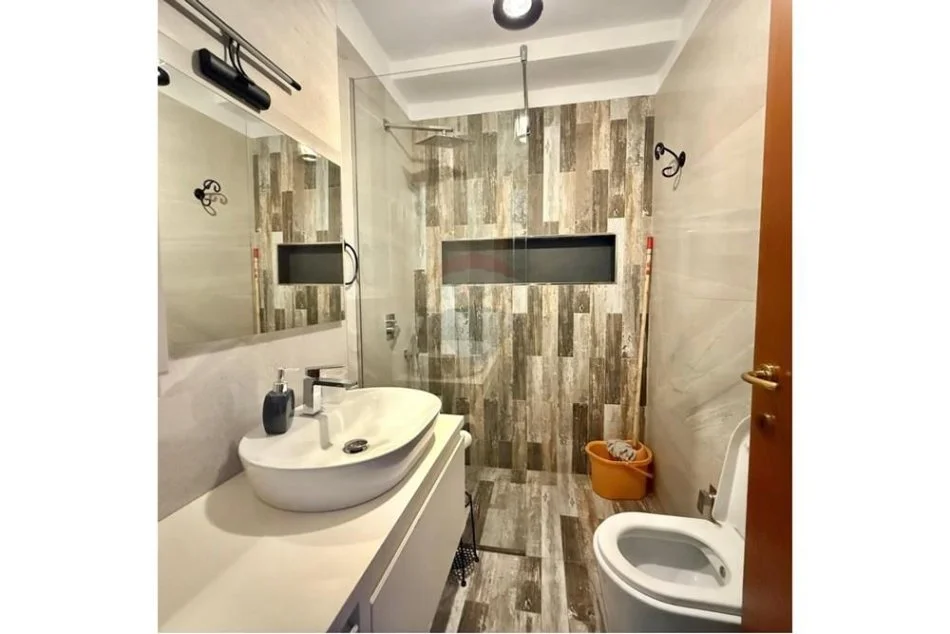 Tirane, jepet me qera apartament 3+1+Aneks+Ballkon Kati 6, 155 m² 1.100 € (ish Ekspozita)