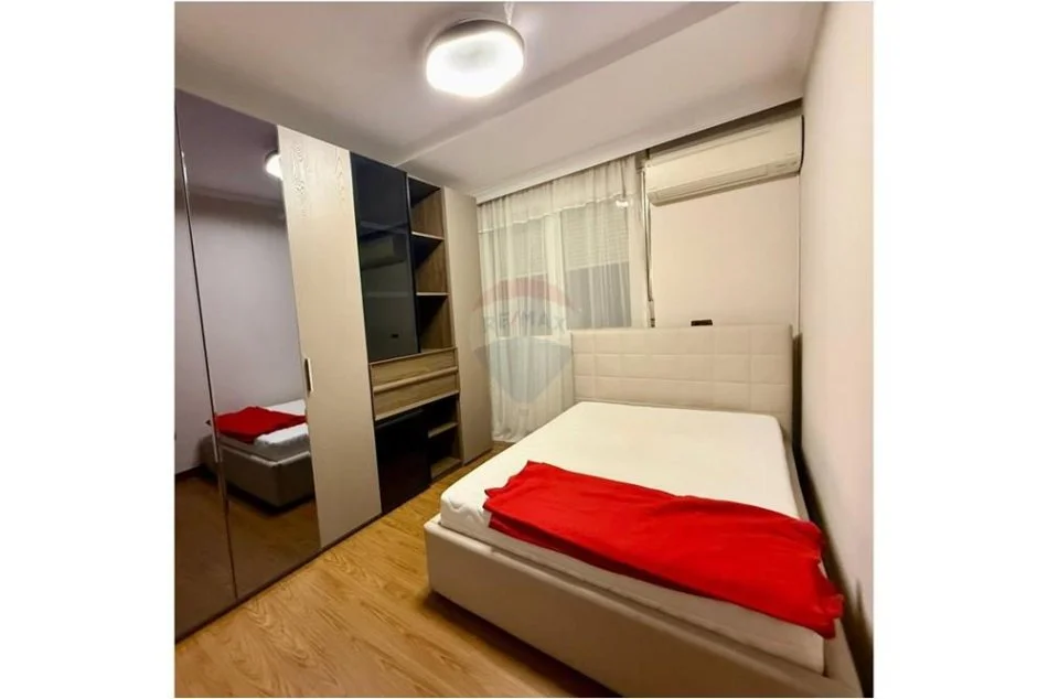 Tirane, jepet me qera apartament 3+1+Aneks+Ballkon Kati 6, 155 m² 1.100 € (ish Ekspozita)