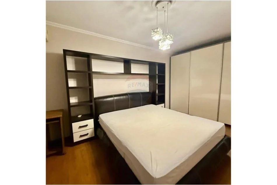 Tirane, jepet me qera apartament 3+1+Aneks+Ballkon Kati 6, 155 m² 1.100 € (ish Ekspozita)