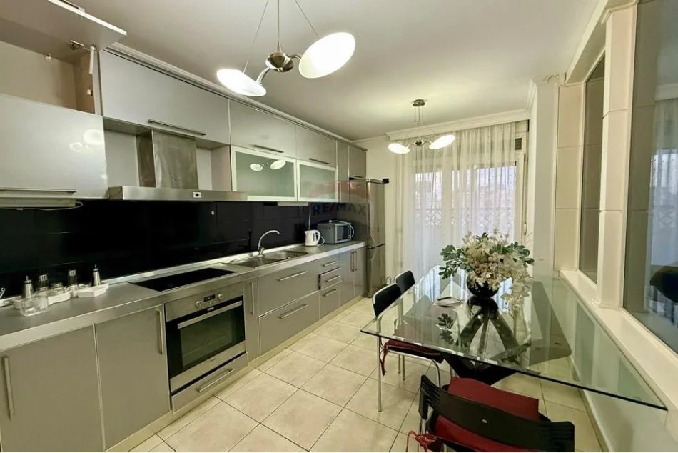 Tirane, jepet me qera apartament 2+1+Ballkon Kati 6, 120 m² 700 € (Myslym Shyri)